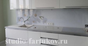 цветочные скинали на белой кухне