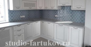 узорчатые скинали на светлой кухне